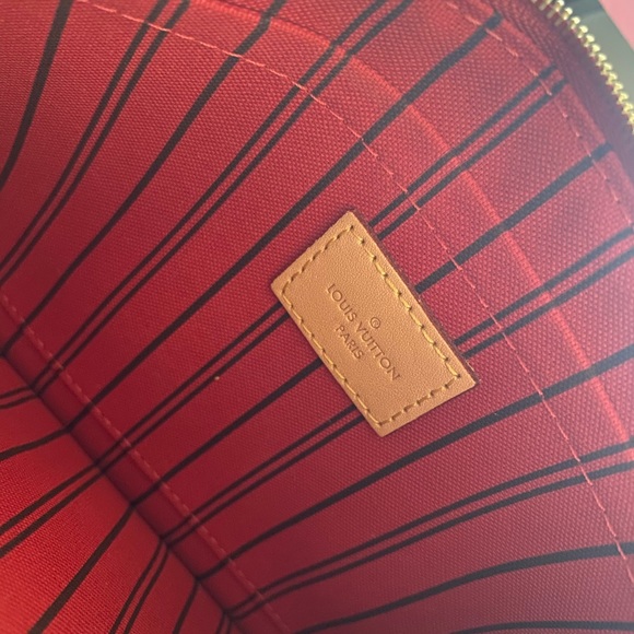 Louis Vuitton MM/GM Monogram Clutch in Cerise Red - Picture 7 of 9